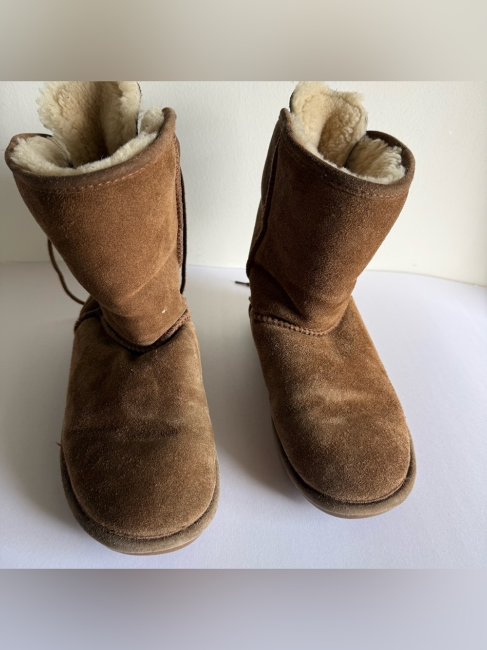 BEARPAW  BOOTS Emma Size 8
Short Hickory Womens Casual